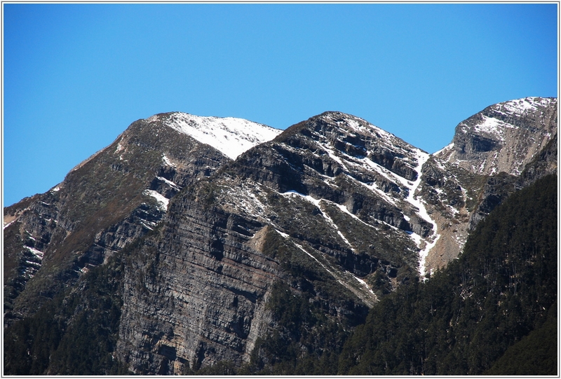 2012-03-05 11-31-26雪山東峰看圈谷的積雪.JPG